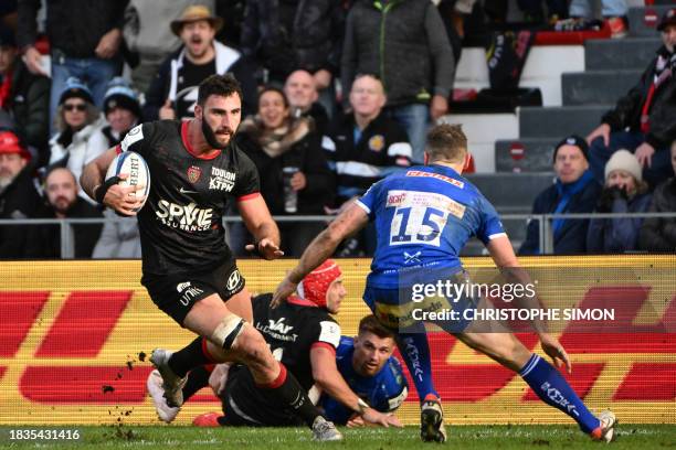 Toulon's French flanker and captain Charles Ollivon attempts to avoid a tackle from Exeter Chiefs' English full-back Tom Wyatt as he runs with the...