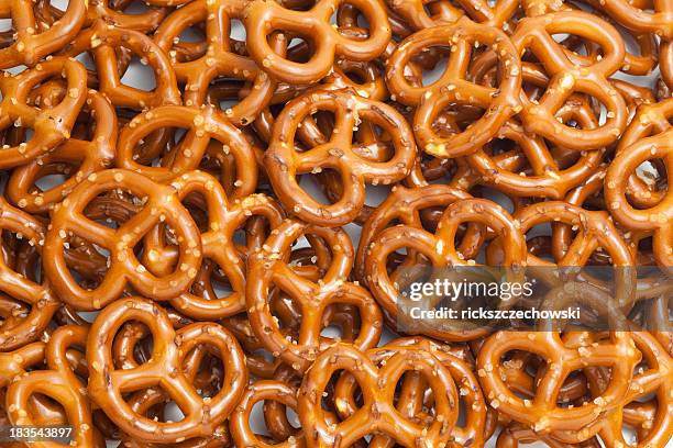 crunchy snack pretzel background - pretzel stockfoto's en -beelden