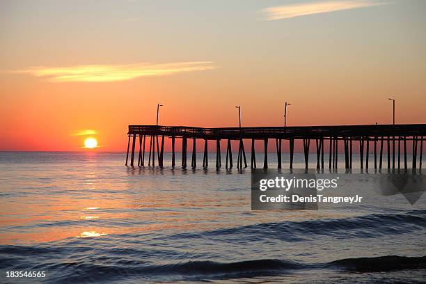 virginia beach fishing pier - chesapeake bay stock-fotos und bilder
