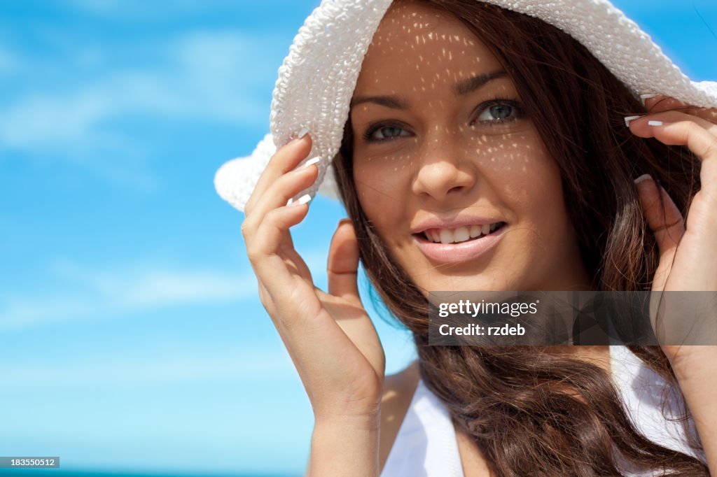 Hermosa mujer en el sombrero