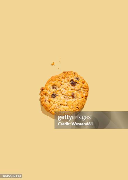 raisin cookie against yellow background - raisin cookie stock illustrations