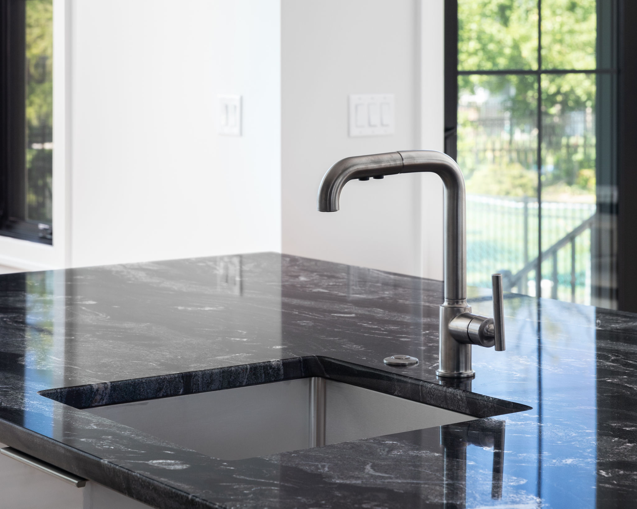 polish quartz countertop