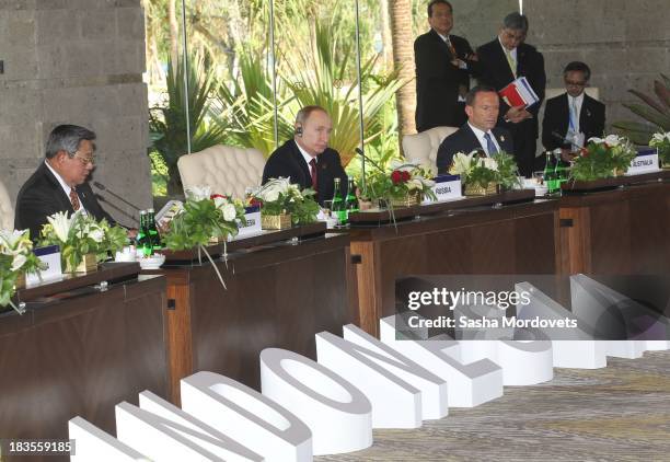 Russian President Vladimir Putin listens to Indonesian President Susilo Bambang Yudoiono during a retreat meeting at the APEC Leaders Summit on...