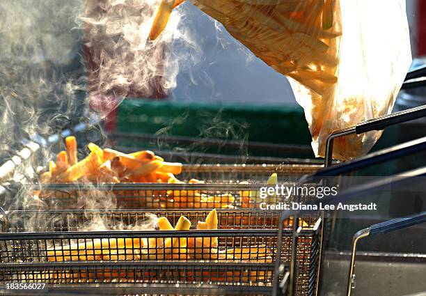 frying fries - fritteuse stock-fotos und bilder