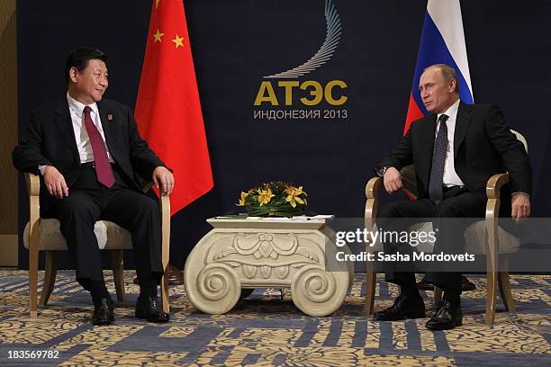 Russian President Vladimir Putin meets with hinese President Xi Jinping at the APEC Leaders Summit on October 7, 2013 in Denpadsar, Bali, Indonesia....