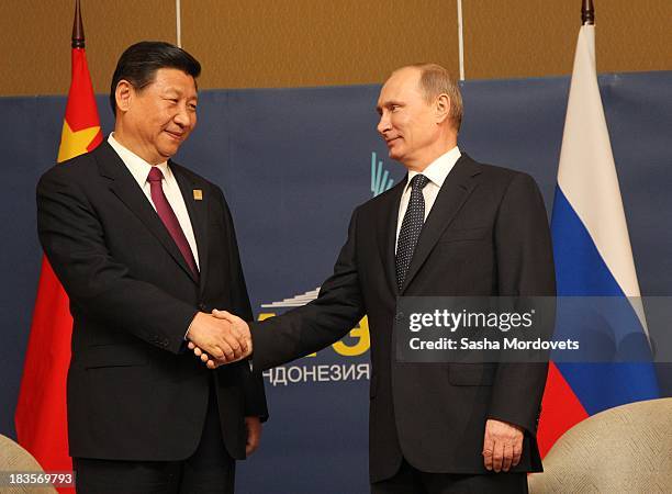 Russian President Vladimir Putin meets with hinese President Xi Jinping at the APEC Leaders Summit on October 7, 2013 in Denpadsar, Bali, Indonesia....