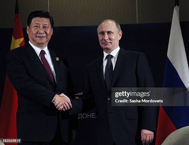 Russian President Vladimir Putin meets with hinese President Xi Jinping at the APEC Leaders Summit on October 7, 2013 in Denpadsar, Bali, Indonesia....