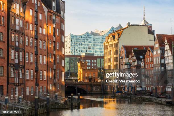 nikolaifleet canal near elbphilharmonie building in hamburg, germany - hamburg germany stockfoto's en -beelden