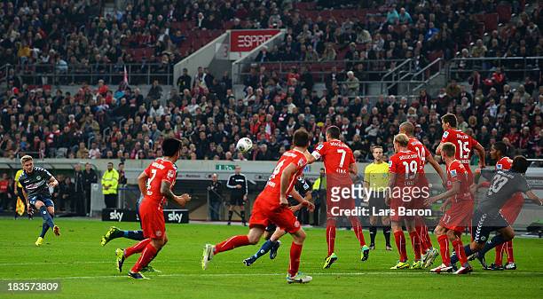 Florian Trinks of Fuerth scores his teams first goal during the Second Bundesliga match between Fortuna Duesseldorf and SpVgg Greuther Fuerth at...