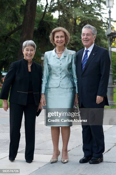 Queen Sofia of Spain , Austrian President Heinz Fischer and his wfe Margit Fischer attend the inauguration of the "Velazquez Y La Familia de Felipe...