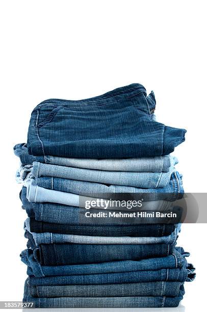 pile of jeans - spijkerstof stockfoto's en -beelden