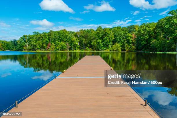 scenic view of lake against sky,woodbridge,virginia,united states,usa - woodbridge virginia - fotografias e filmes do acervo