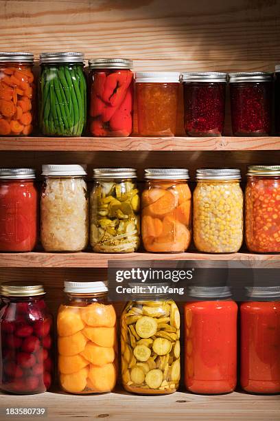 food preserves canning jars on shelves, fruit and vegetable storage - pickle jar stockfoto's en -beelden