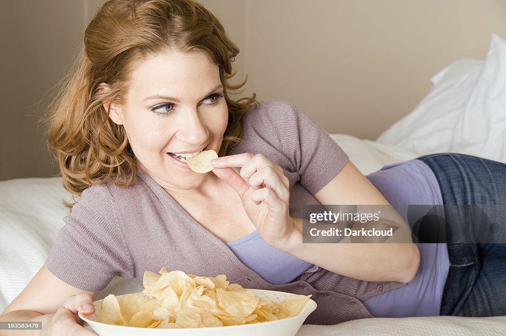 Femme avec une corbeille de chips