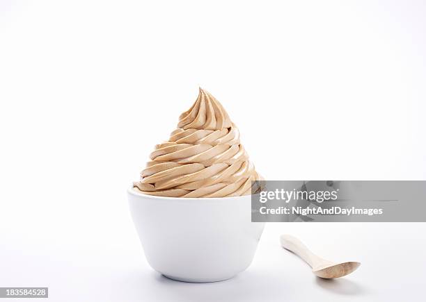 frozen yogurt xxxl - ice cream bowl stockfoto's en -beelden