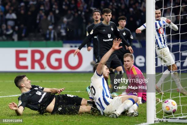 Jonjoe Kenny of Hertha Berlin scores his team's third goal during the DFB cup round of 16 match between Hertha BSC and Hamburger SV at Olympiastadion...