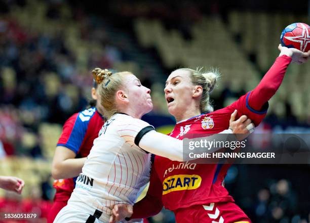 Serbia's right back Andela Janjusevic and Germany's pivot Meike Schmelzer vie during the main round match between Serbia and Germany of the IHF...