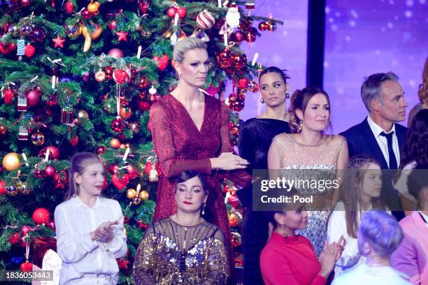 Amira Pocher and Celebrities on stage at the beginning the "Ein Herz fuer Kinder" charity gala at Studio Berlin Adlershof on December 09, 2023 in...