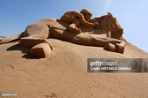 Vue d'une sculpture en sable de 3 mètres de large par 2,30 mètres de haut réalisée par l'artiste Alexandre Marchand pour célébrer le cheval de...