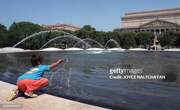 Truly Long of Florida tries to cool herself down 06 July at the National Gallery of Art Museum Sculpture Garden fountain in front of the US National...