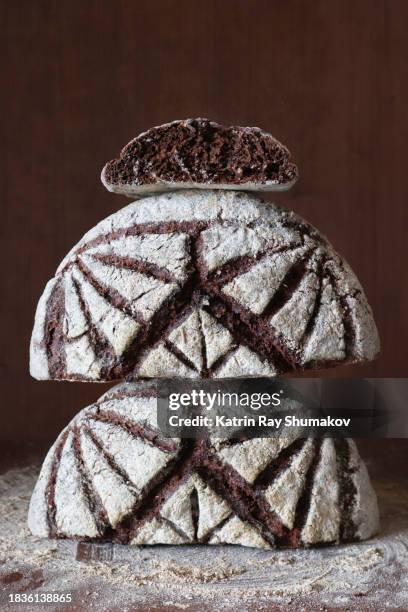 bread of art. dutch oven no knead rustic rye bread - rye bread stock pictures, royalty-free photos & images