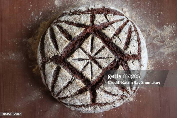 bread of art. dutch oven no knead rustic rye bread - rye grain stockfoto's en -beelden