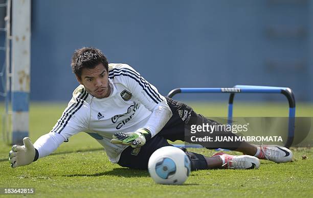 Argentina's goalkeeper Sergio Romero trains in Ezeiza, Buenos Aires on October 8, 2013 ahead of their Brazil 2014 World Cup South American qualifier...