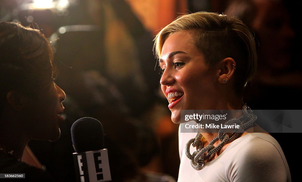 Miley Cyrus "Bangerz" Record Release Signing