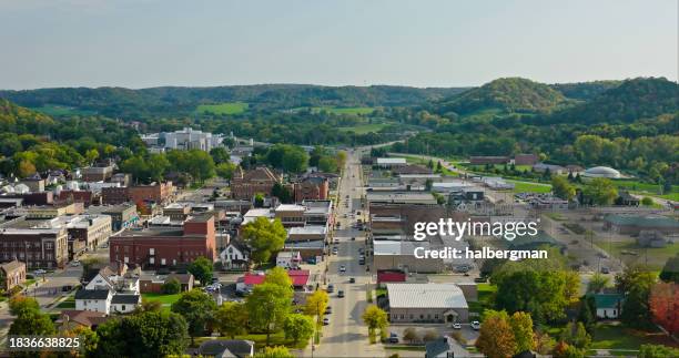 vista del drone del richland center, wisconsin in una giornata limpida - cittadina americana foto e immagini stock