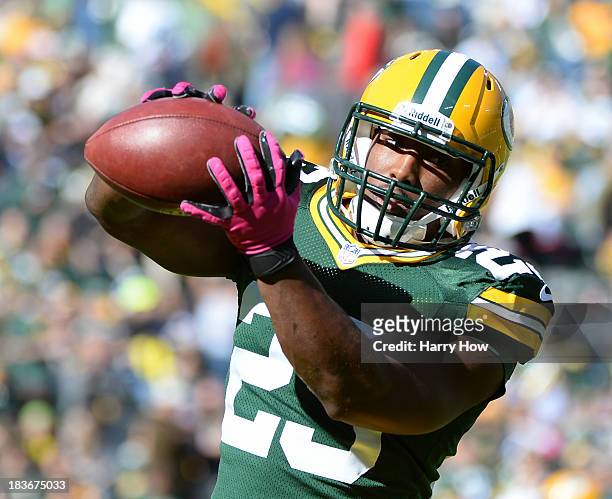 Johnathan Franklin of the Green Bay Packers warms up before the game against the Detroit Lions at Lambeau Field on October 6, 2013 in Green Bay,...