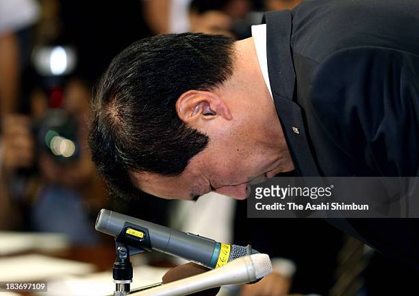 Mizuho Bank President Yasuhiro Sato bows deeply to apologize for his bank's latest scandal involving loans to members of crime syndicates at a news...