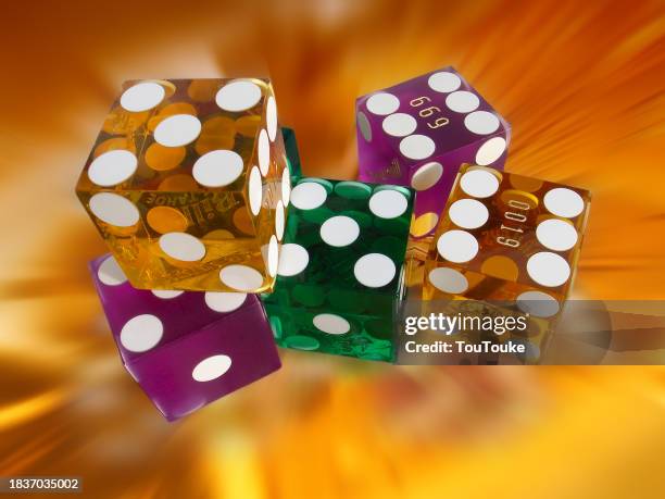 rolling dice - sorte imagens e fotografias de stock