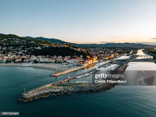 luftaufnahme von castiglione della pescaia bei sonnenaufgang - grosseto stock-fotos und bilder