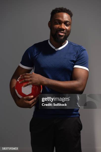 lieben sie ihren sport - unter dem arm stock-fotos und bilder