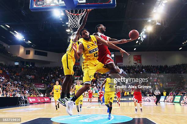 Bryce Taylor of Muenchen is challenged by C.J. Harris and Keaton Grant of Ludwigsburg during the BBL match between MHP RIESEN Ludwigsburg and Bayern...