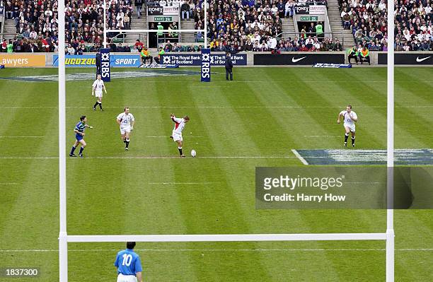 Jonny Wilkinson of England kicks off during the RBS Six Nations Championship match between England and Italy at Twickenham in London on March 9, 2003.