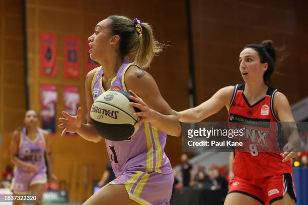 Tera Reed of the Boomers cuts thru the keyway during the WNBL match between Perth Lynx and Melbourne Boomers at Bendat Basketball Stadium, on...