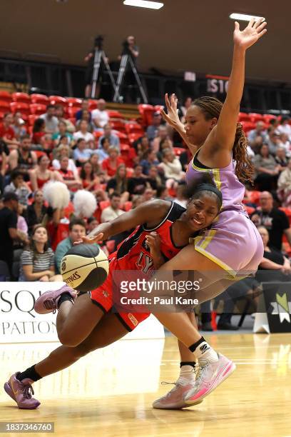 Aari McDonald of the Lynx drives to the basket against Naz Hillmon of the Boomers during the WNBL match between Perth Lynx and Melbourne Boomers at...