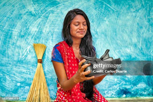 beautiful young woman from the bhomia tribe discovers virtual reality glasses for the first time - smart village stock pictures, royalty-free photos & images