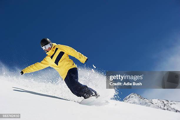 young woman snowboarding - snowboarding fotografías e imágenes de stock