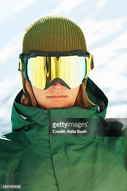 portrait of a young male snowboarder - gafas de esquí fotografías e imágenes de stock
