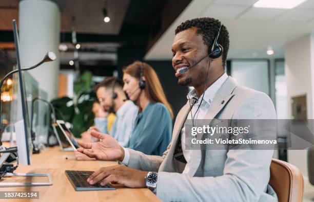 trabajadores del centro de llamadas. - manos libres fotografías e imágenes de stock
