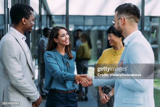 colaboración exitosa. - entrevista acontecimiento fotografías e imágenes de stock