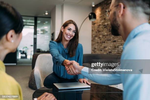 fructueux partenariat - engagement photos et images de collection