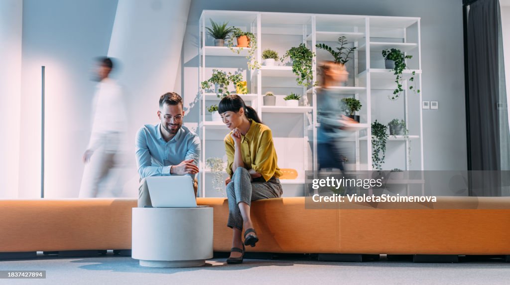 Geschäftspartner beim Treffen im Büro.