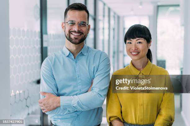 gens d’affaires au bureau. - côte à côte photos et images de collection