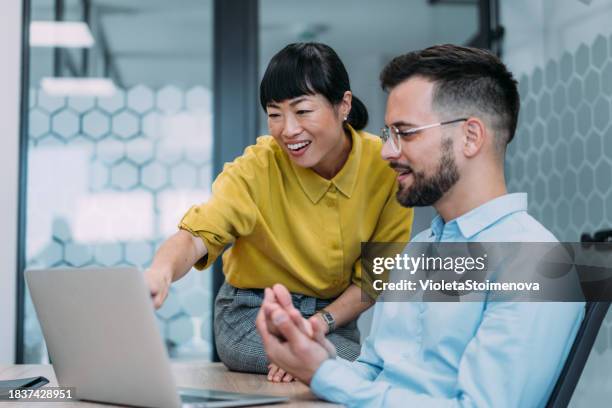 socios comerciales en reunión. - observar fotografías e imágenes de stock