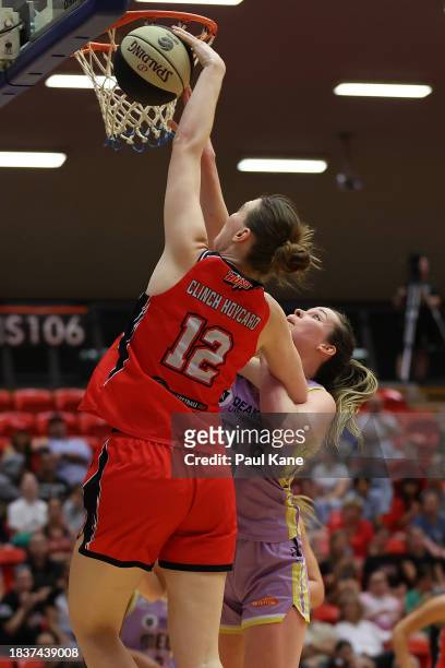 Mackenzie Clinch Hoycard of the Lynx and Keely Froling of the Boomers contest for a rebound during the WNBL match between Perth Lynx and Melbourne...