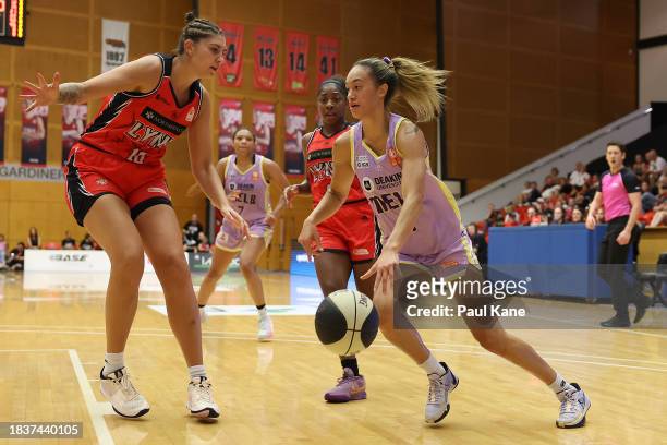 Tera Reed of the Boomers drives to the key during the WNBL match between Perth Lynx and Melbourne Boomers at Bendat Basketball Stadium, on December...