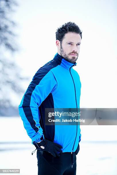 side view of man in snow field - black pants fotografías e imágenes de stock